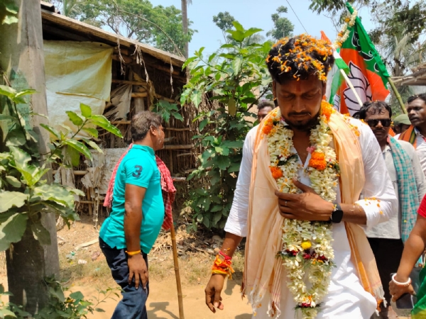 প্রচারে হেমন্ত বাগ প্রচারে হেমন্ত বাগ