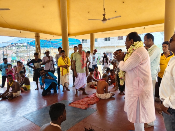 সন্ন্যাসীদের থেকে আশীর্বাদ নিচ্ছেন নির্মল মাঝি