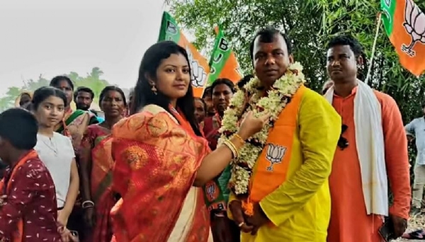 নিজের গ্রামে প্রচারে প্রশান্ত দিগার নিজের গ্রামে প্রচারে প্রশান্ত দিগার