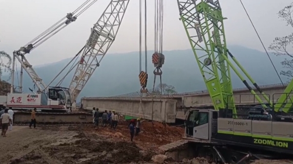 চলছে দুই লেন সড়ক নির্মাণের কাজ