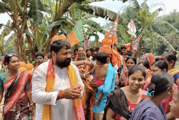 বিমানের প্রচারে মহিলাদের ভিড়