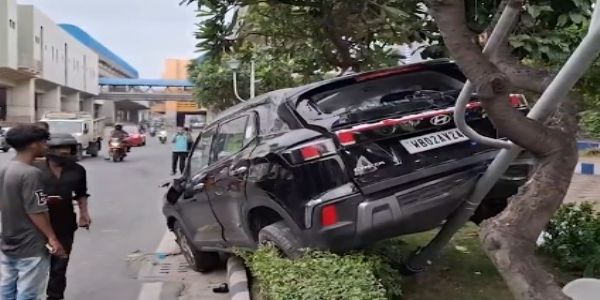 নিউটাউনে ডিভাইডারে ধাক্কা মেরে দুর্ঘটনার কবলে গাড়ি, আহত দুই