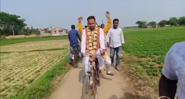 সাইকেল চড়ে প্রচার সন্তু পান সাইকেল চড়ে প্রচার সন্তু পান