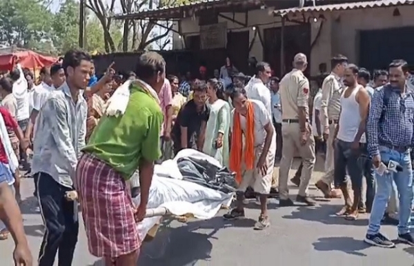 হাতির হামলায় মৃত্যু, দেহ রেখে অবরোধ গ্রামবাসীদের