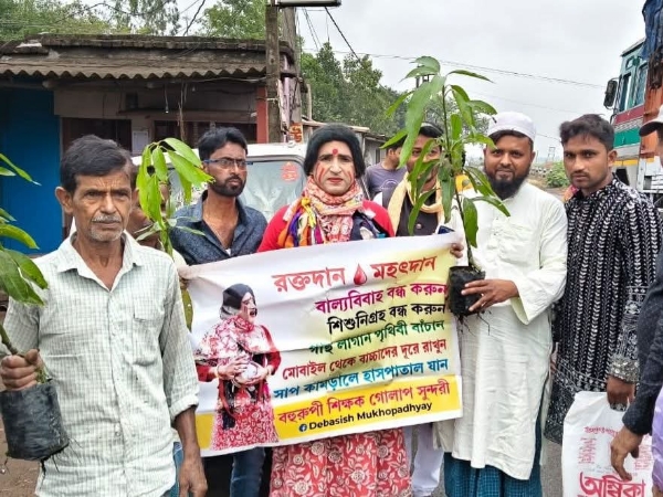 গাছ উপহার দিচ্ছেন গোলাপ সুন্দরী