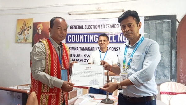 জয়ী প্রার্থীকে সার্টিফিকেট দেওয়া হয়