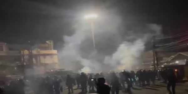 মণিপুর : ইমফল ইস্টে মশাল মিছিল, উত্তেজিত জনতাকে ছত্ৰভঙ্গ করতে কাঁদানে গ্যাস নিরাপত্তা বাহিনীর