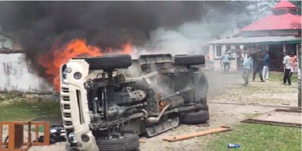 চিরাঙের রুনিখাতা রেঞ্জ ফরেস্ট অফিসে অগ্নিসংযোগ, শূন্যে গুলি, আহত পুলিশ ও প্রতিবাদকারী