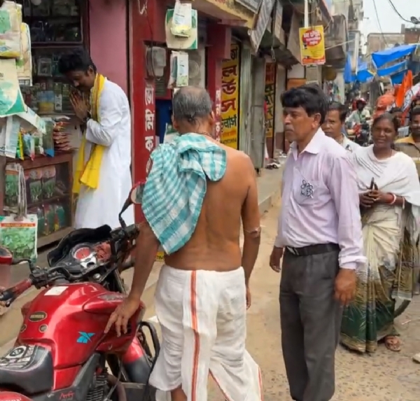 পায়ে হেঁটে ভোট প্রচার পলাশ রায়ের