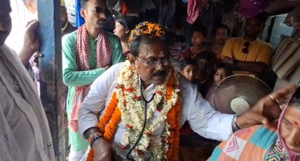 চিকিৎসায় ব্যস্ত নির্মল মাঝি