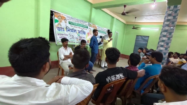 কর্মী সম্মেলনে বক্তব্য রাখছেন নির্মল মাঝি