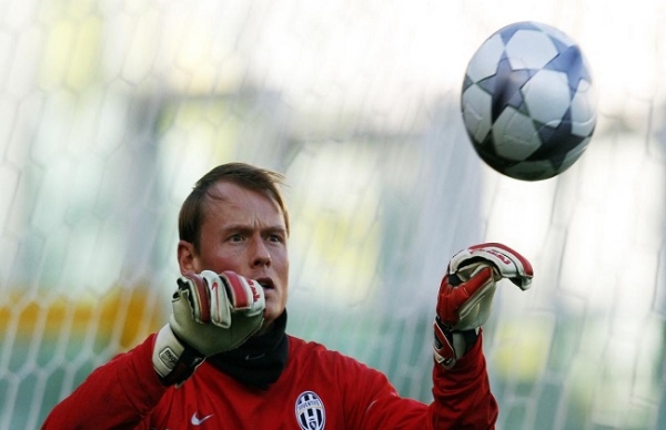 গাড়ি ও ট্রেনের সংঘর্ষে মারা গেলেন অস্ট্রিয়ার প্রাক্তন গোলরক্ষক ম্যানিঙ্গার