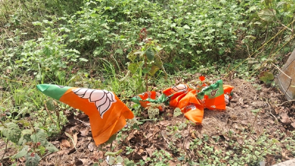 ফ্ল্যাগ ছেড়া নিয়ে চাপানউতোর