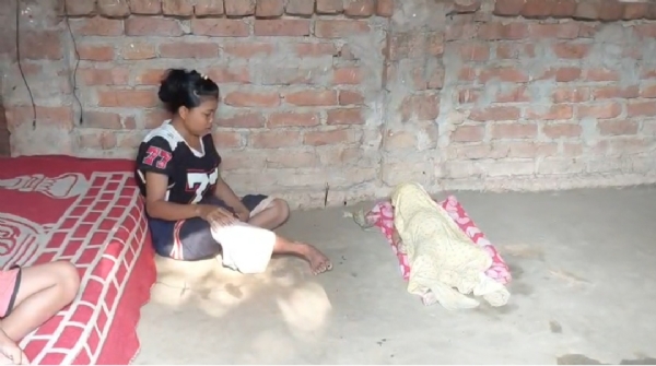 মৃত শিশুর সাথে মা