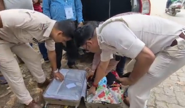 নাকা চেকিংয়ে উদ্ধার সোনা ও টাকা