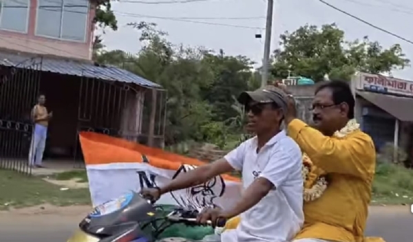 বাইকে চেপে প্রচার নির্মল মাঝির