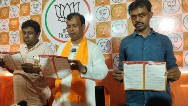 ইশতেহার প্রকাশ করছেন প্রশান্ত দিগার