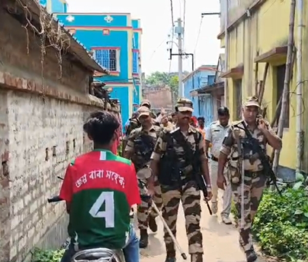 কেন্দ্রীয় বাহিনীর উপস্থিতিতে সন্তু পানের প্রচার