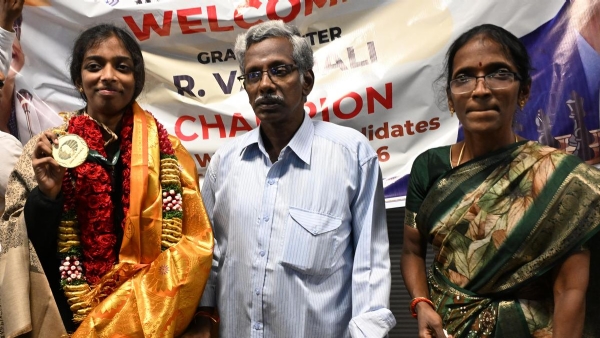 গ্র্যান্ডমাস্টার আর. বৈশালী মহিলাদের ক্যান্ডিডেটস শিরোপা জিতে রবিবার চেন্নাই ফিরেছেন