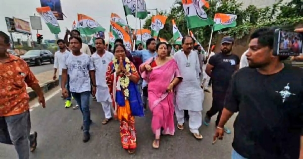পায়ে হেঁটে ভোট প্রচার আরামবাগের তৃণমূল প্রার্থীর