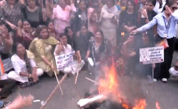 জাতীর উদ্দেশে প্রধানমন্ত্রীর ভাষণের প্রতিবাদে দিল্লিতে বিক্ষোভ কংগ্রেসের