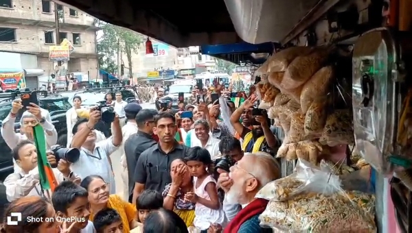 মোদী ঝাল মুড়ি খেলেন