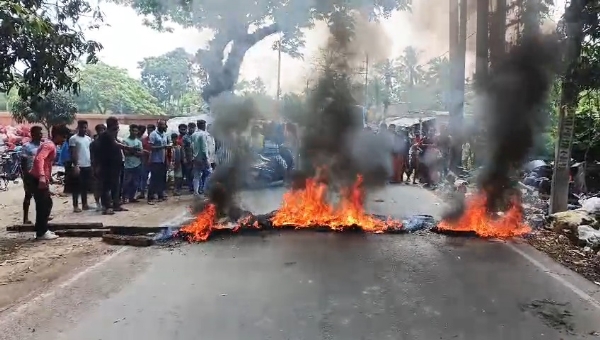 রাস্তায় বিক্ষোভ