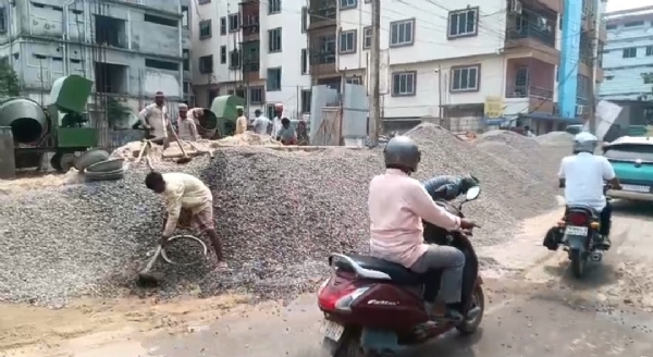 সড়ক দখল করে নির্মাণ সামগ্রী