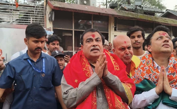 কামাখ্যা মন্দিরে কেন্দ্রীয় মন্ত্রী তথা বিজেপির শীর্ষ নেতা নীতিন গডকড়ি