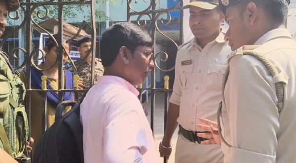 বিক্ষুব্ধ তৃণমূল নেতারআমজনতা উন্নয়ন পার্টির হয়ে  মনোনয়নপত্র জমা