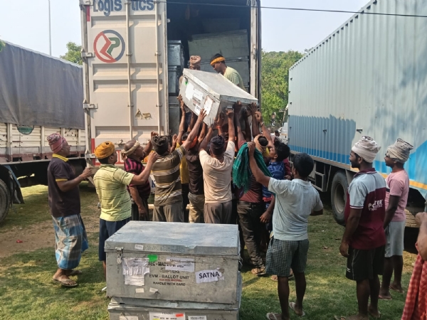 আগরতলায় পৌঁছল ইভিএম