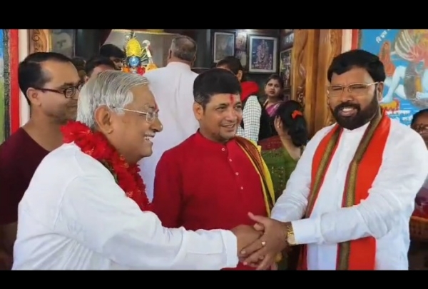 সৌজন্যের রাজনীতি,  দুর্গাপুর ভিড়িঙ্গী মন্দিরে শাসক-বিরোধী দুই দলের প্রার্থীর সৌজন্য বিনিময়