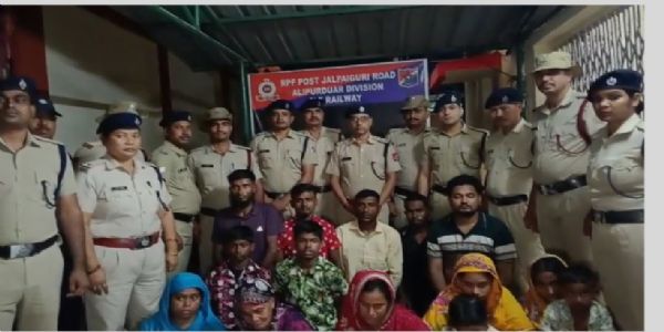 জলপাইগুড়ি রোড স্টেশনে আরপিএফ-এর জালে ১৪ জন বাংলাদেশি নাগরিক, উদ্ধার জাল আধার ও প্যান কার্ড