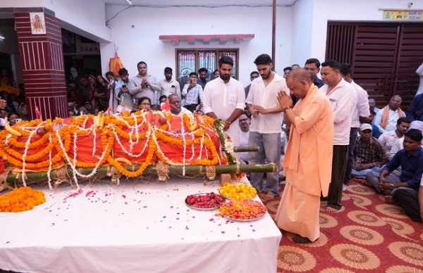 গোরক্ষপীঠের ভক্ত মার্কণ্ডেয় যাদবের প্রয়াণে শ্রদ্ধাঞ্জলি জানালেন যোগী