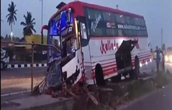 মহীশূর-বেঙ্গালুরু হাইওয়েতে বাস ও গাড়ির সংঘর্ষ, গুরুতর আহত ৪ জন