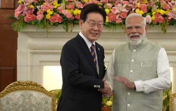 হায়দরাবাদ হাউসে মোদী ও লি-এর মধ্যে বৈঠক, চারাগাছ রোপণ দুই রাষ্ট্র প্রধানের