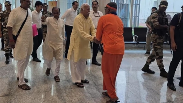 আগরতলা এমবিবি বিমানবন্দরে সংঘপ্রধান ডা. ভাগবতকে স্বাগত জানানোর দৃশ্য