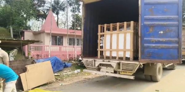 চুড়াইবাড়িতে কুরিয়ার সার্ভিসের গাড়িতে তল্লাশি চালিয়ে ৩৬ লক্ষ টাকার নেশার সিরাপ উদ্ধার