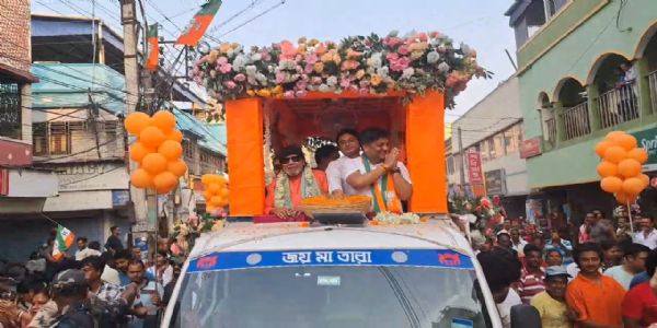 বীজপুরে মিঠুন চক্রবর্তীর রোড শো ঘিরে জনস্রোত, প্রচারে উচ্ছ্বাস