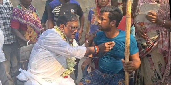 প্রচারের মাঝে মানবিক রূপ, অসুস্থ যুবকের চিকিৎসায় হাত লাগালেন গোঘাটের তৃণমূল প্রার্থী নির্মল মাজি