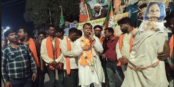 মমতার বিরুদ্ধে ক্ষোভ, তৃণমূল নেত্রীর কুশপুত্তলিকা দাহ কামারপুকুরে