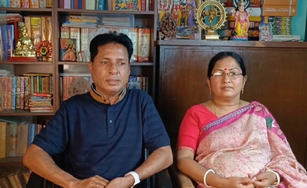 প্ৰতিবেদকের সঙ্গে কথা বলছেন অদুলকান্তি চৌধুরী ও সহধর্মিণী অনিতা চৌধুরী