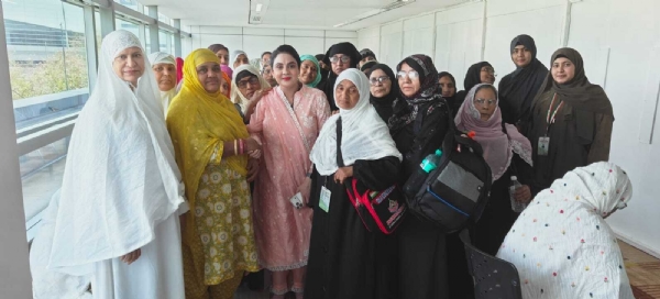 দিল্লি থেকে ‘মহরাম’ ছাড়াই হজে রওনা ৪৩ নারী, নারী ক্ষমতায়নের প্রতীক বললেন কৌসর জাহান