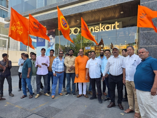 ল্যান্সকার্টের ড্রেসকোড বিতর্কে উদয়পুরে বিক্ষোভ, শোরুম কর্মীদের তিলক পরিয়ে প্রতিবাদ