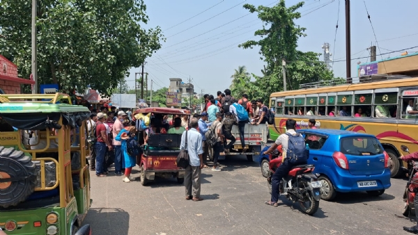 বাসের অভাবে পিকআপ ভ্যানে যাতায়াত