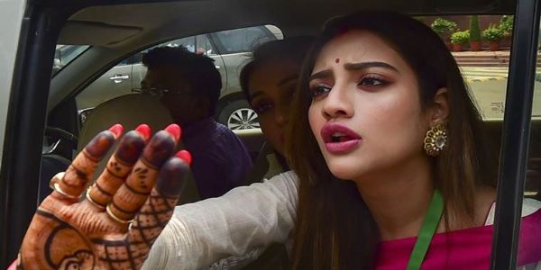 ইডি-র দফতরে হাজিরা দিলেন নুসরত, পাশে ছিলেন যশ