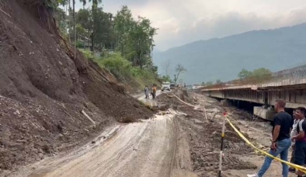 বুধবার দিনের বৃষ্টিতে ধস দলইচুঙ্গার কাছে পুরনো ৫৪ নম্বর জাতীয় সড়কে