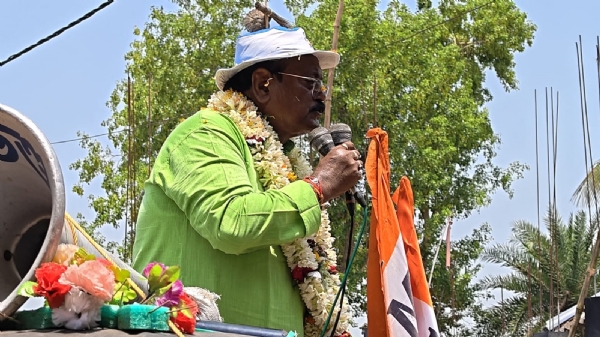 সাংবাদিকদের সামনাসামনি নির্মল মাঝি