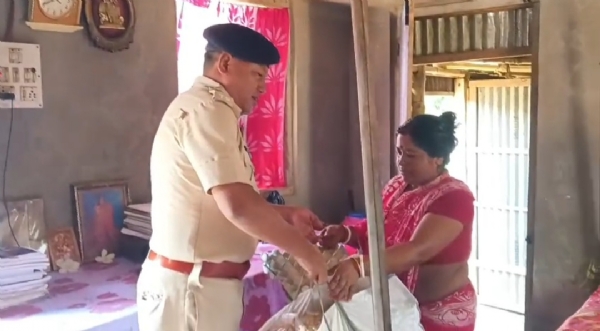 সাহায্য করলেন ওসি