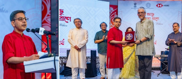 ক্তব্য পেশ করছেন ভারতীয় হাইকমিশনার প্রণয় ভার্মা। পাশের ছবি ভারতের সংগীতশিল্পী শ্রীকান্ত আচার্যকে সংবর্ধনা জ্ঞাপন